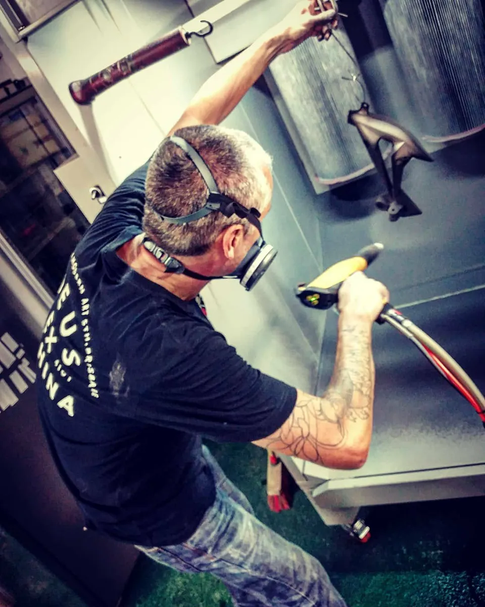 Applicateur en équipement de protection appliquant une peinture thermolaquée en cabine