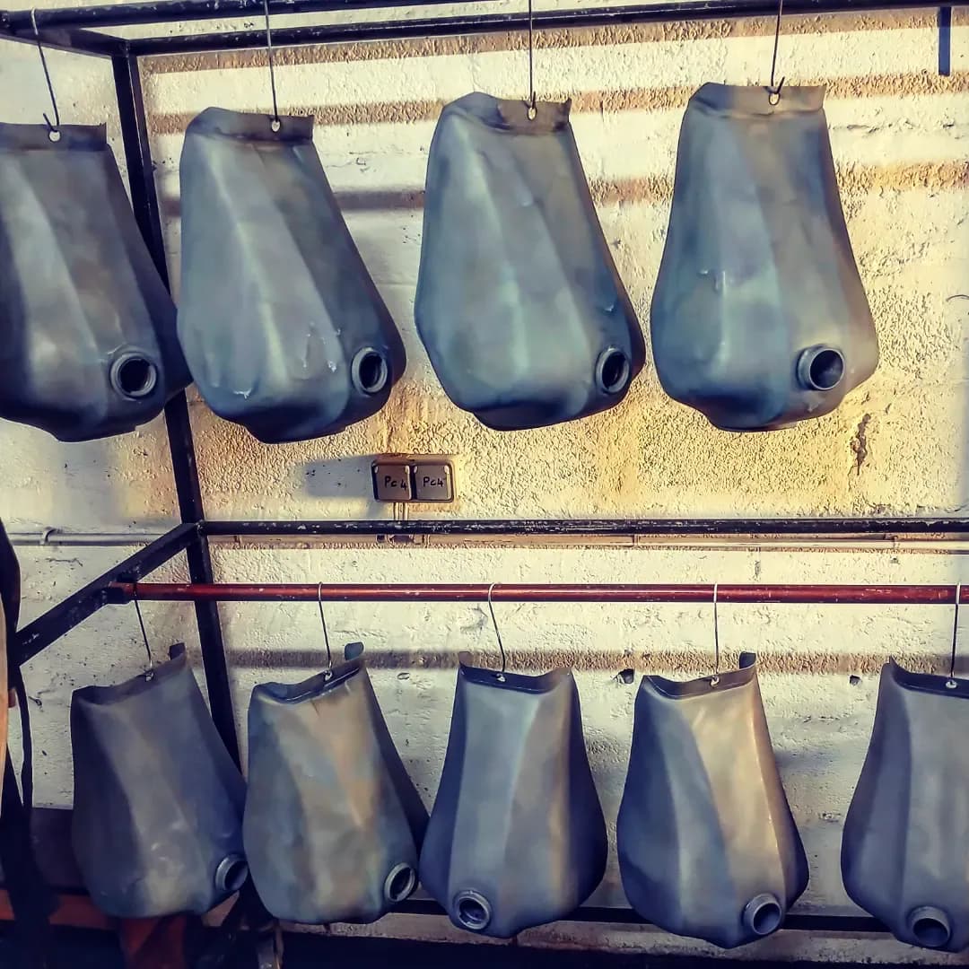 Réservoirs métalliques PRO-TANK peints, panneaux de protection en atelier